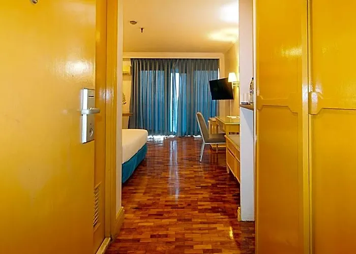 Aloha Roxas Boulevard Hotel *