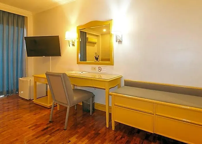Aloha Roxas Boulevard Hotel